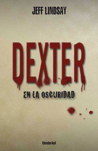 Обложка книги «Dexter en la oscuridad»