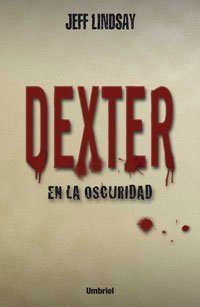 Обложка книги «Dexter en la oscuridad»