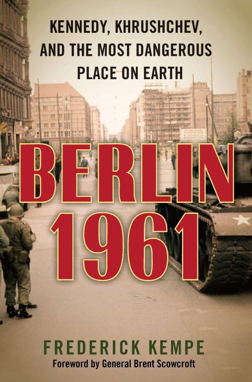 Обложка книги «Berlin 1961: Kennedy, Khrushchev, and the Most Dangerous Place on Earth»