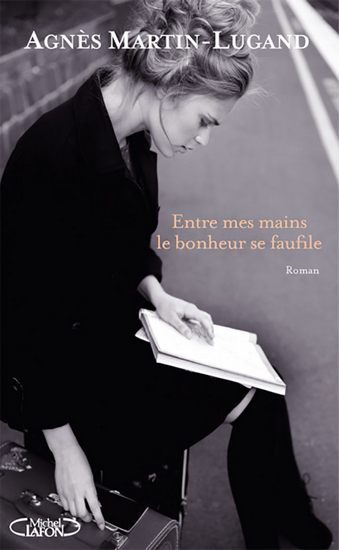 Обложка книги «Entre mes mains le bonheur se faufile»